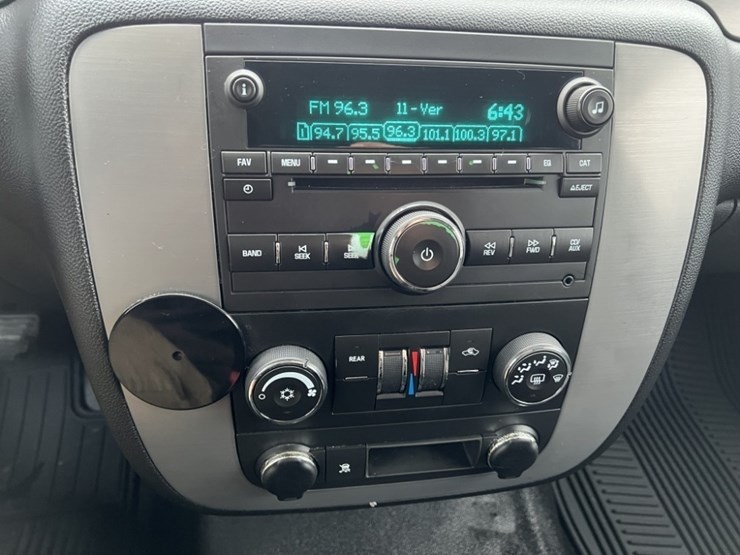 2011-chevrolet-tahoe-image-30