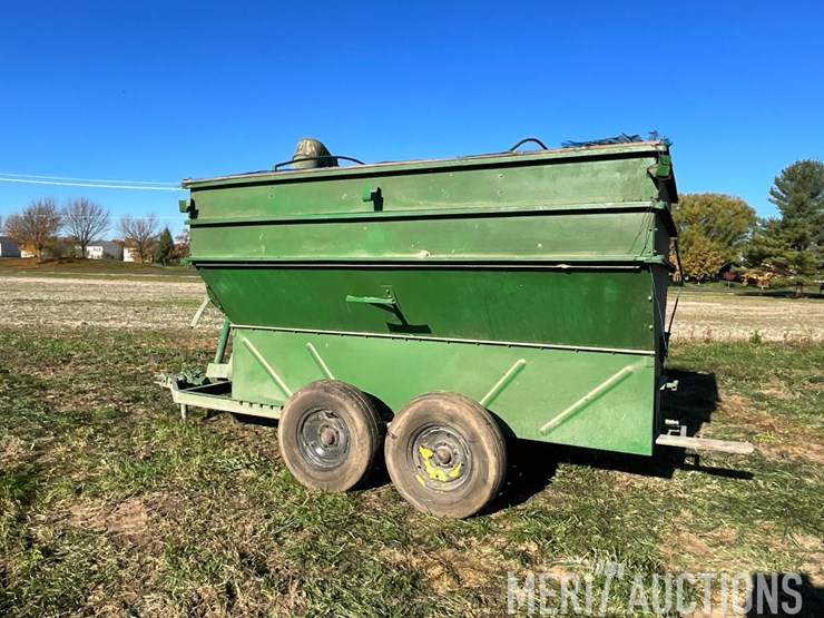 tandem-axle-2-compartment-feed-wagon-image-3