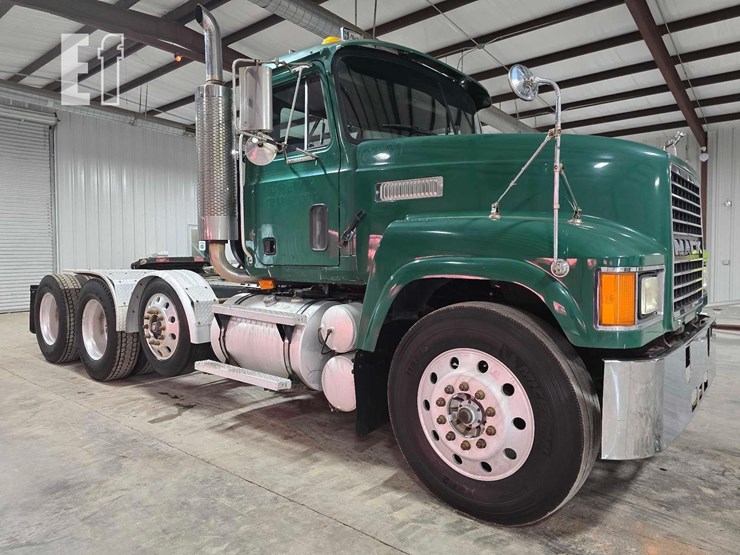 2000-mack-ch613-image-2