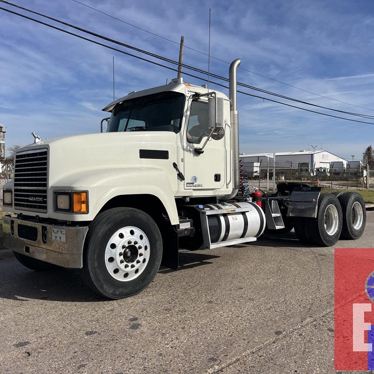 2015 MACK PINNACLE CHU613
