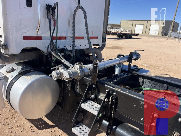 2021-freightliner-coronado-122-sd-image-4