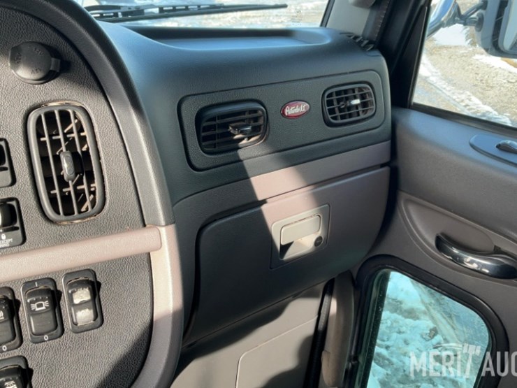 2012-peterbilt-384-image-42