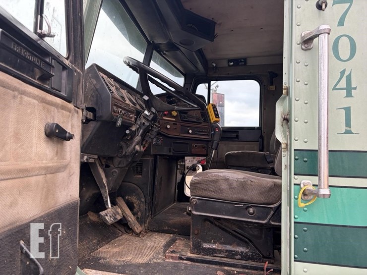 1992-freightliner-fld120-image-17