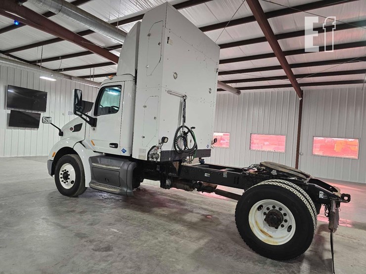 2017-peterbilt-579-image-3