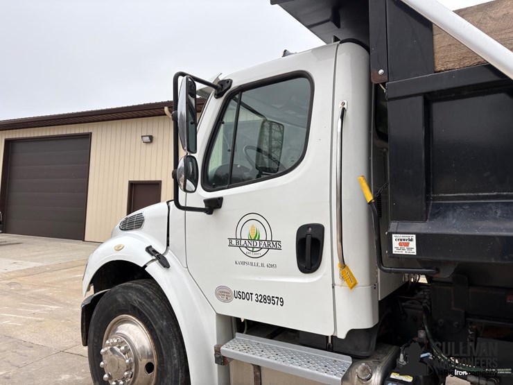 2015-freightliner-m2-106-image-10