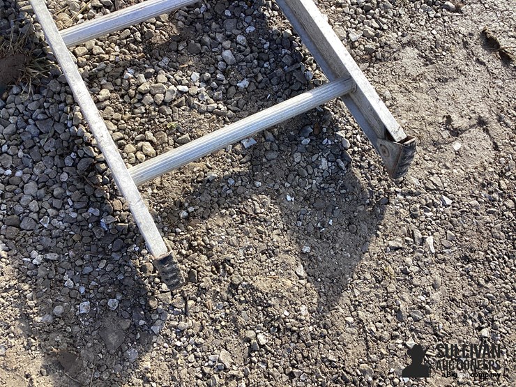 16'-aluminum-ladder-image-11