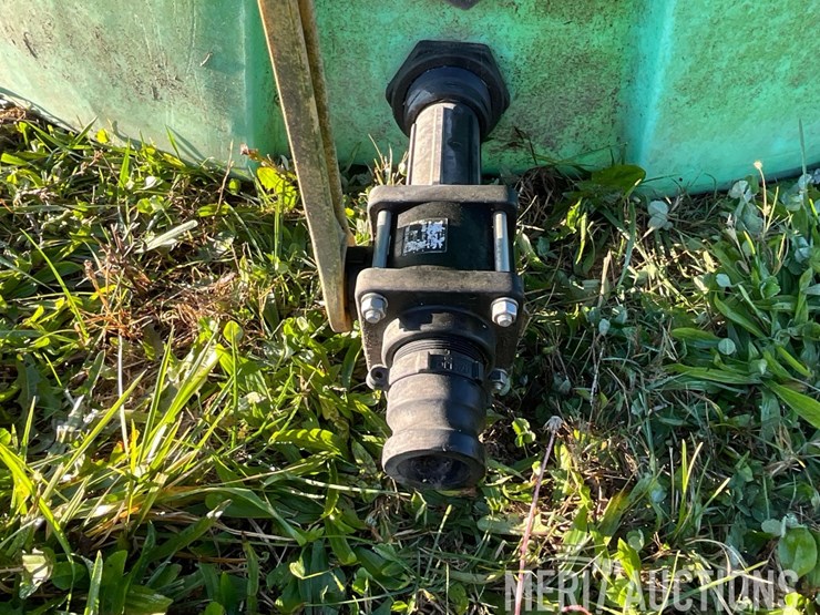 green-1100-gallon-poly-tank-image-11