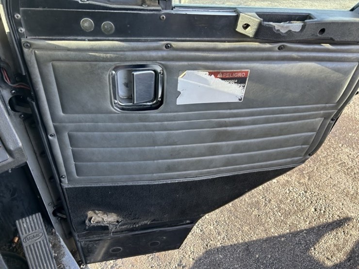 2012-peterbilt-320-image-21