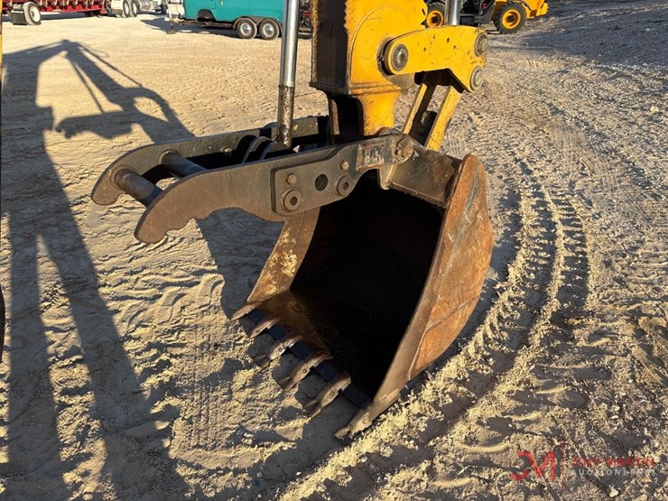 2019-caterpillar-420f2-image-10