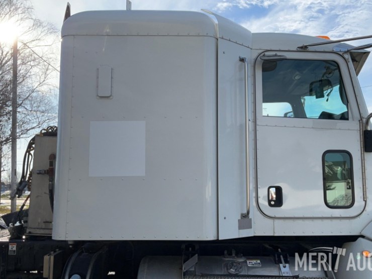 2012-peterbilt-384-image-31