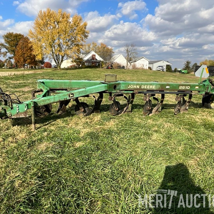 JOHN DEERE 2810
