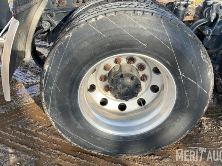 2012-peterbilt-384-image-19