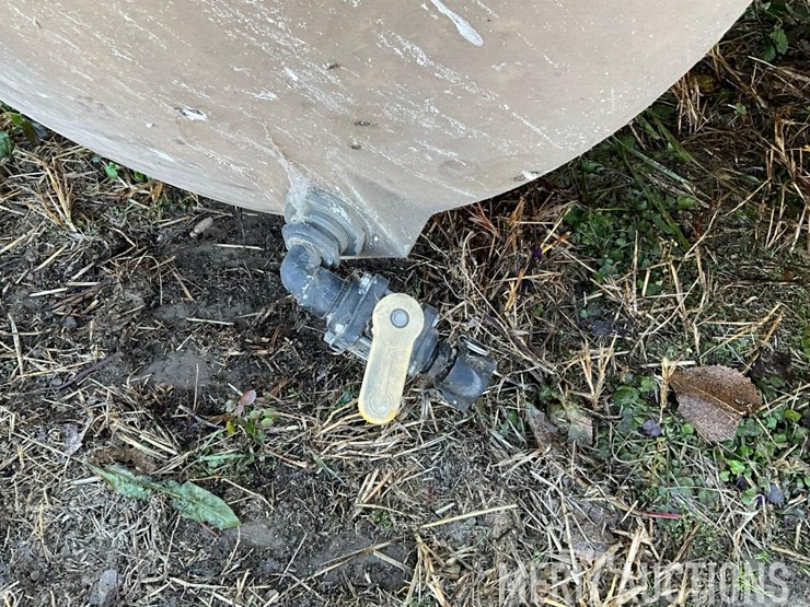 (2)-200-gallon-john-deere-poly-tanks-image-6