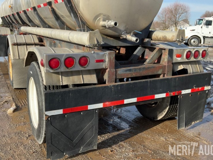 polar-mfg-co.-5,500-gallon-stainless-steel-tanker-image-27