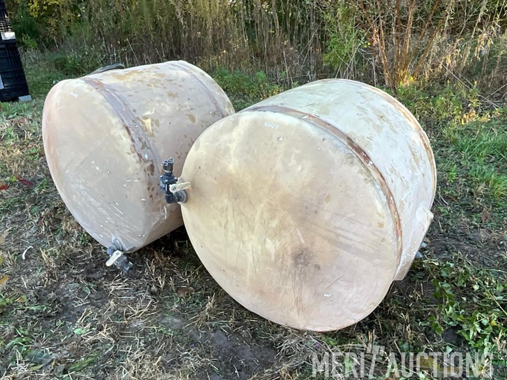 (2)-200-gallon-john-deere-poly-tanks-image-8