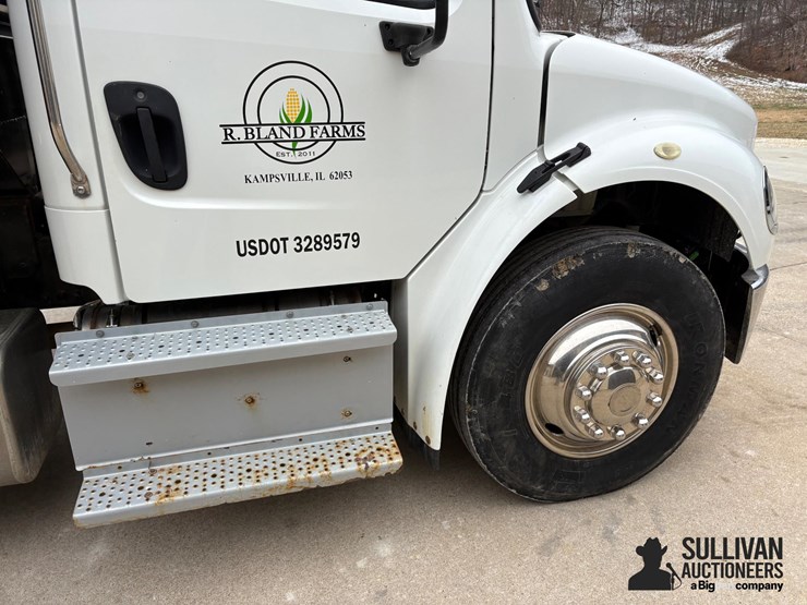 2015-freightliner-m2-106-image-13