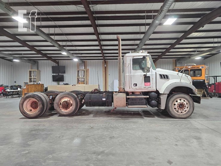 2012-mack-granite-gu713-image-6