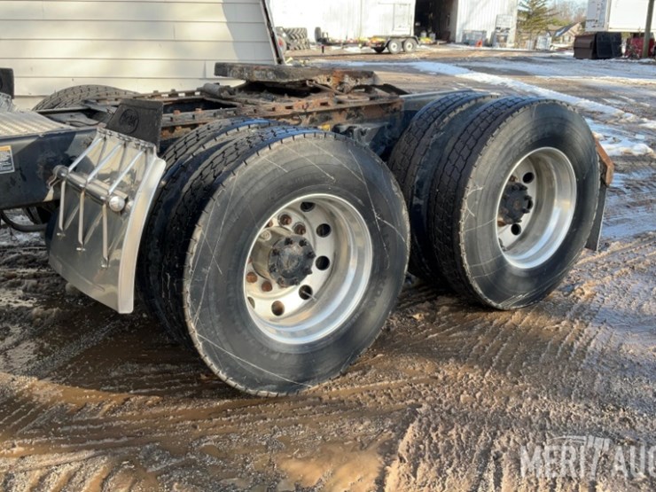 2012-peterbilt-384-image-18