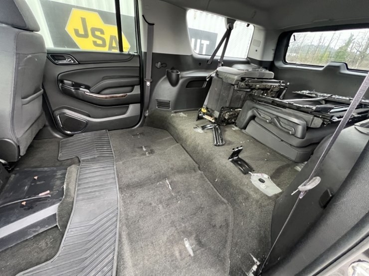 2016-chevrolet-suburban-image-24