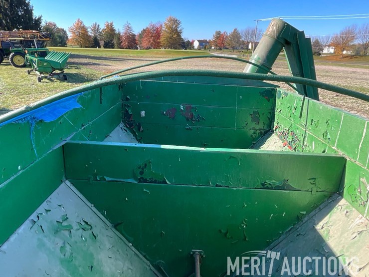 tandem-axle-2-compartment-feed-wagon-image-35