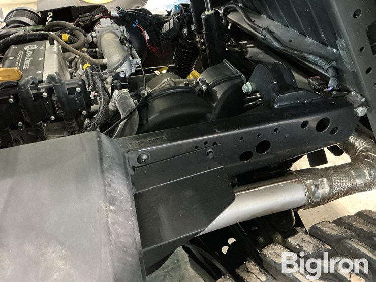 2023-john-deere-gator-image-16