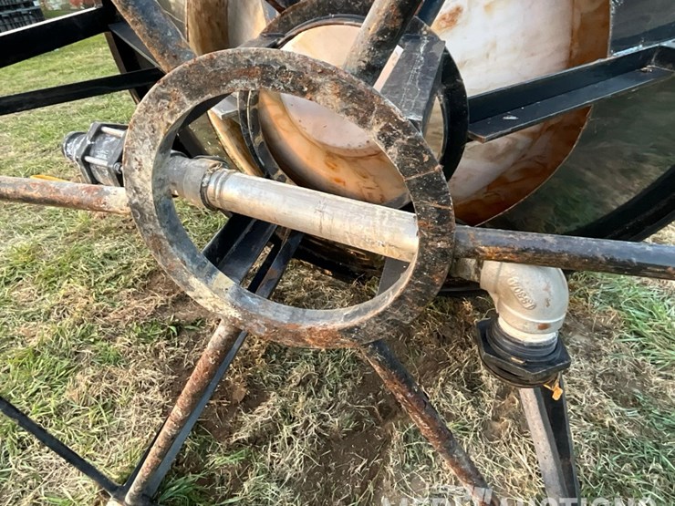 2,500-gallon-poly-tank-on-metal-stand-image-9