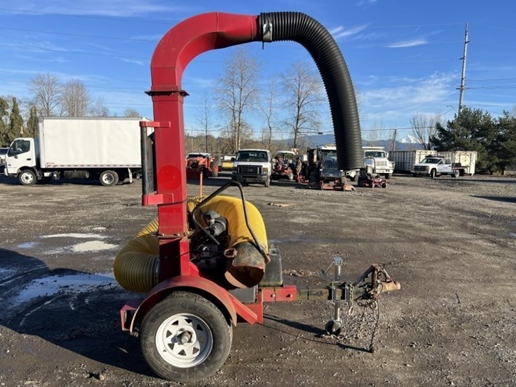 2012-giant-vac-tl29202bvg-towable-leaf-vacuum-image-3