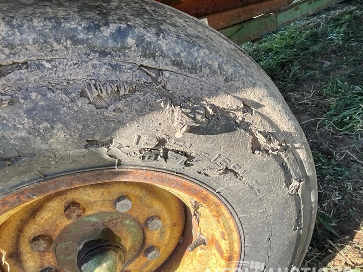 metal-barge-box-on-john-deere-running-gear-image-14