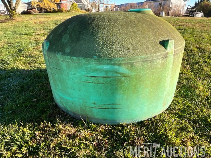 green-1000-gal.-poly-tank-image-1