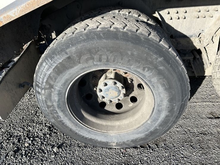 2012-peterbilt-320-image-30