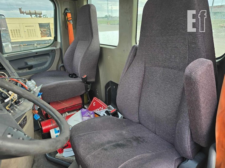 2018-freightliner-cascadia-113-image-11