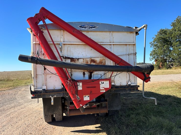 1995-international-8200-image-4