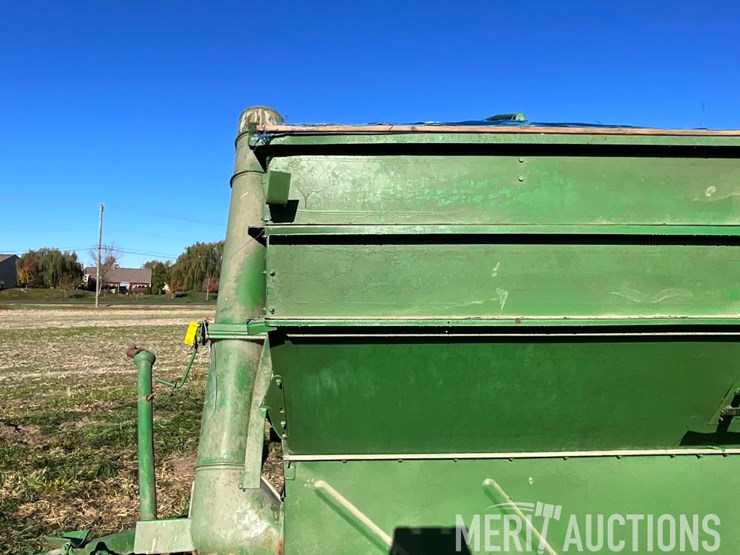 tandem-axle-2-compartment-feed-wagon-image-17