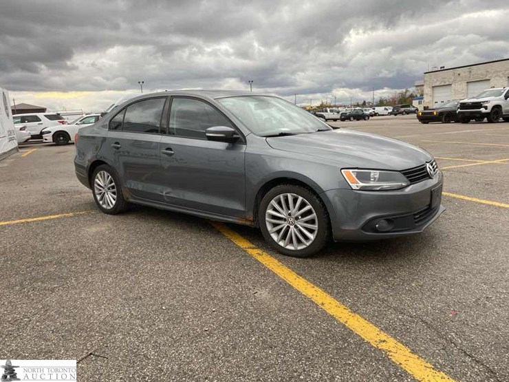 2011-volkswagen-jetta-comfortline-4dr-sedan-image-3
