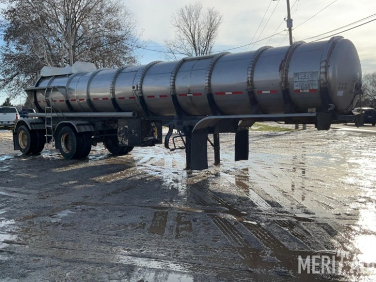 polar-mfg-co.-5,500-gallon-stainless-steel-tanker-image-11