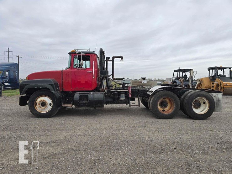 2003-mack-rd688s-image-5