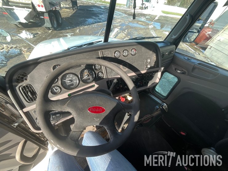 2012-peterbilt-384-image-36