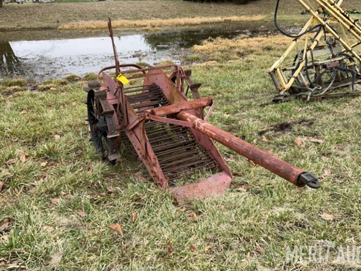 antique-international-harvester-potato-plow-image-1