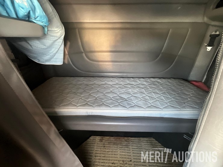 2012-peterbilt-384-image-37