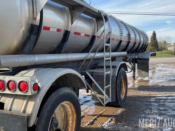 polar-mfg-co.-5,500-gallon-stainless-steel-tanker-image-32