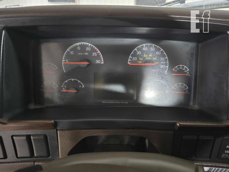 2013-volvo-vnl64t300-image-12