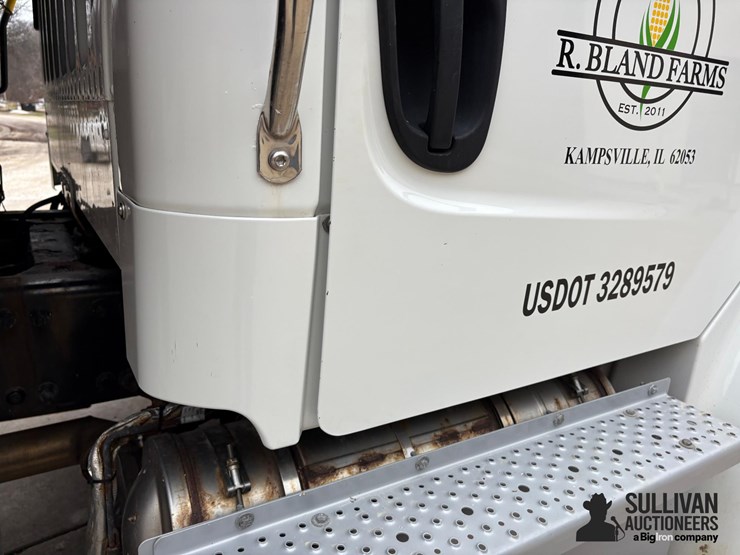 2015-freightliner-m2-106-image-20