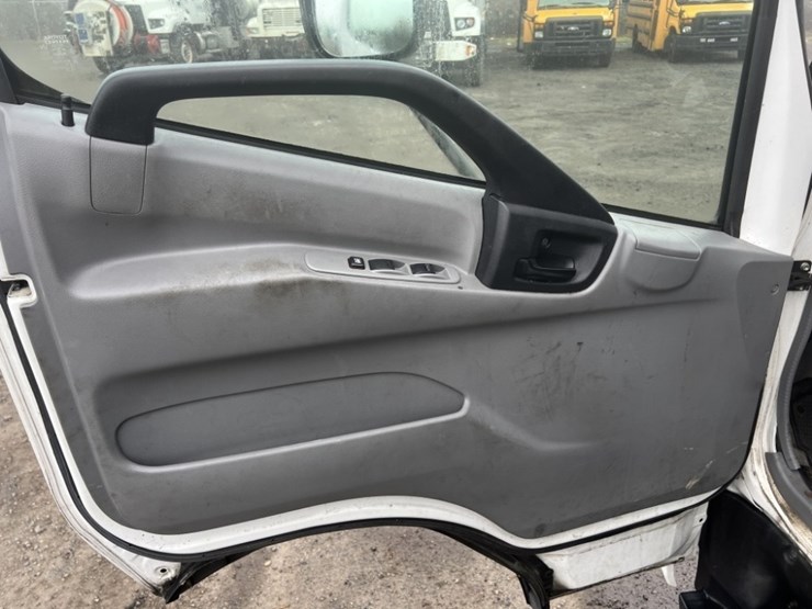 2020-hino-195-image-22