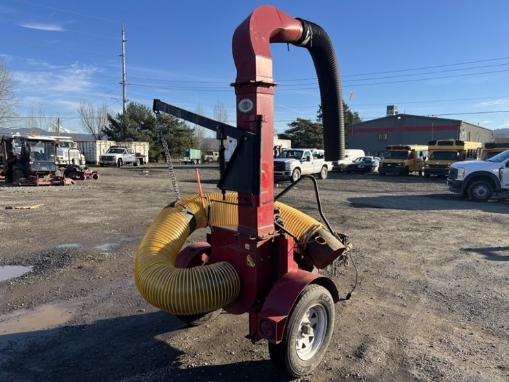 2012-giant-vac-tl29202bvg-towable-leaf-vacuum-image-4