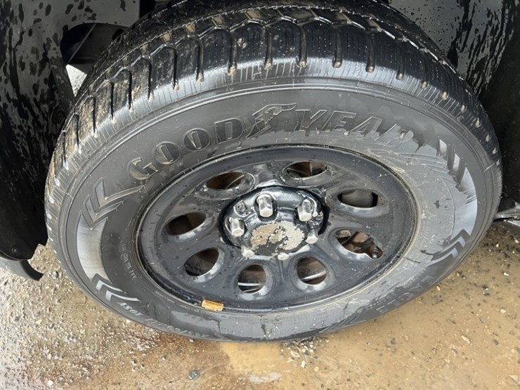 2011-chevrolet-tahoe-image-15