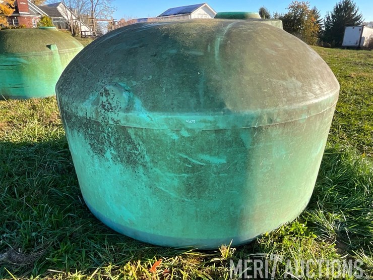 green-1100-gallon-poly-tank-image-1