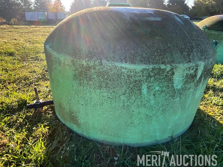 green-1100-gallon-poly-tank-image-3