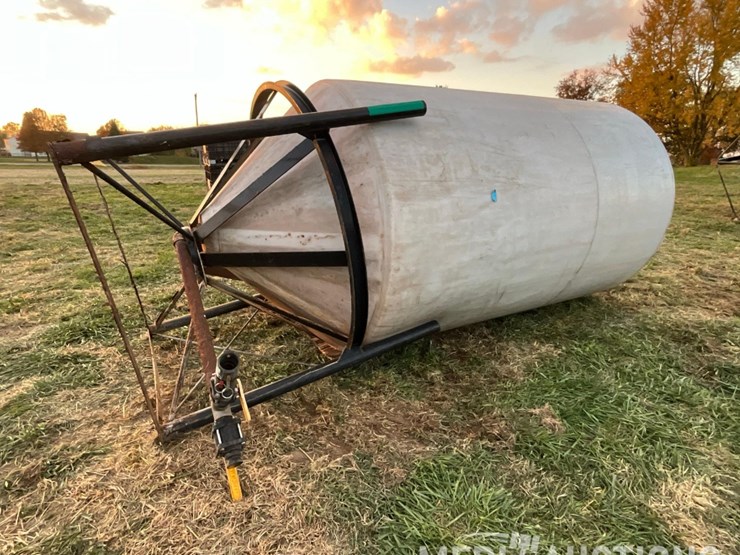 1,400-gallon-poly-tank-on-metal-stand-image-7