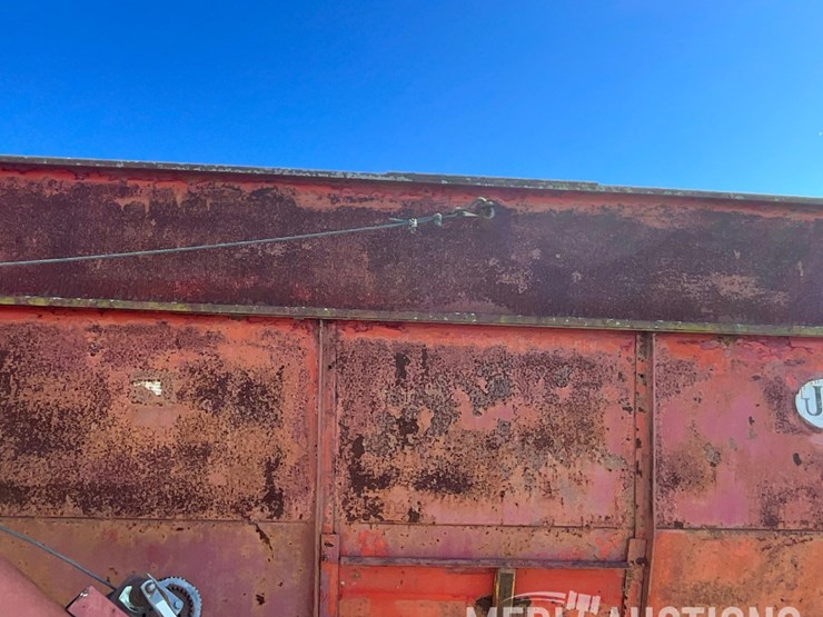 j&m-gravity-wagon-on-john-deere-gear-image-28