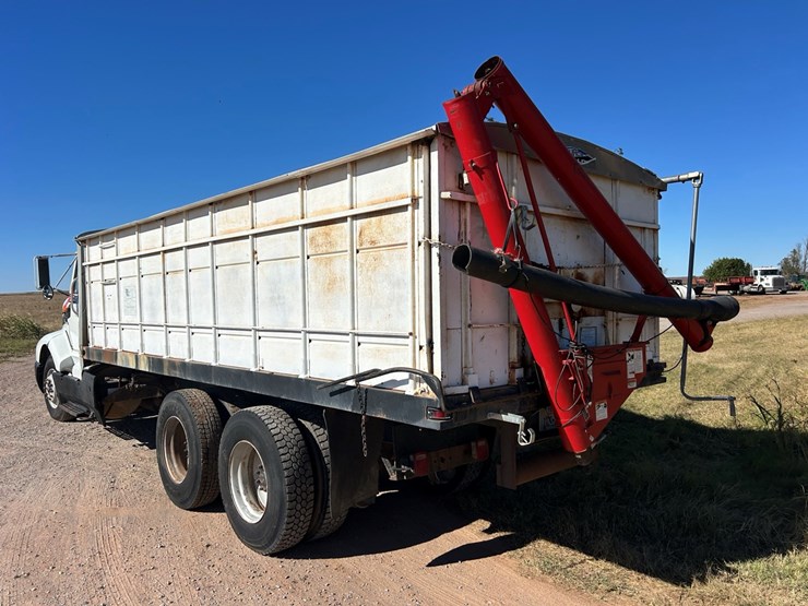 1995-international-8200-image-3